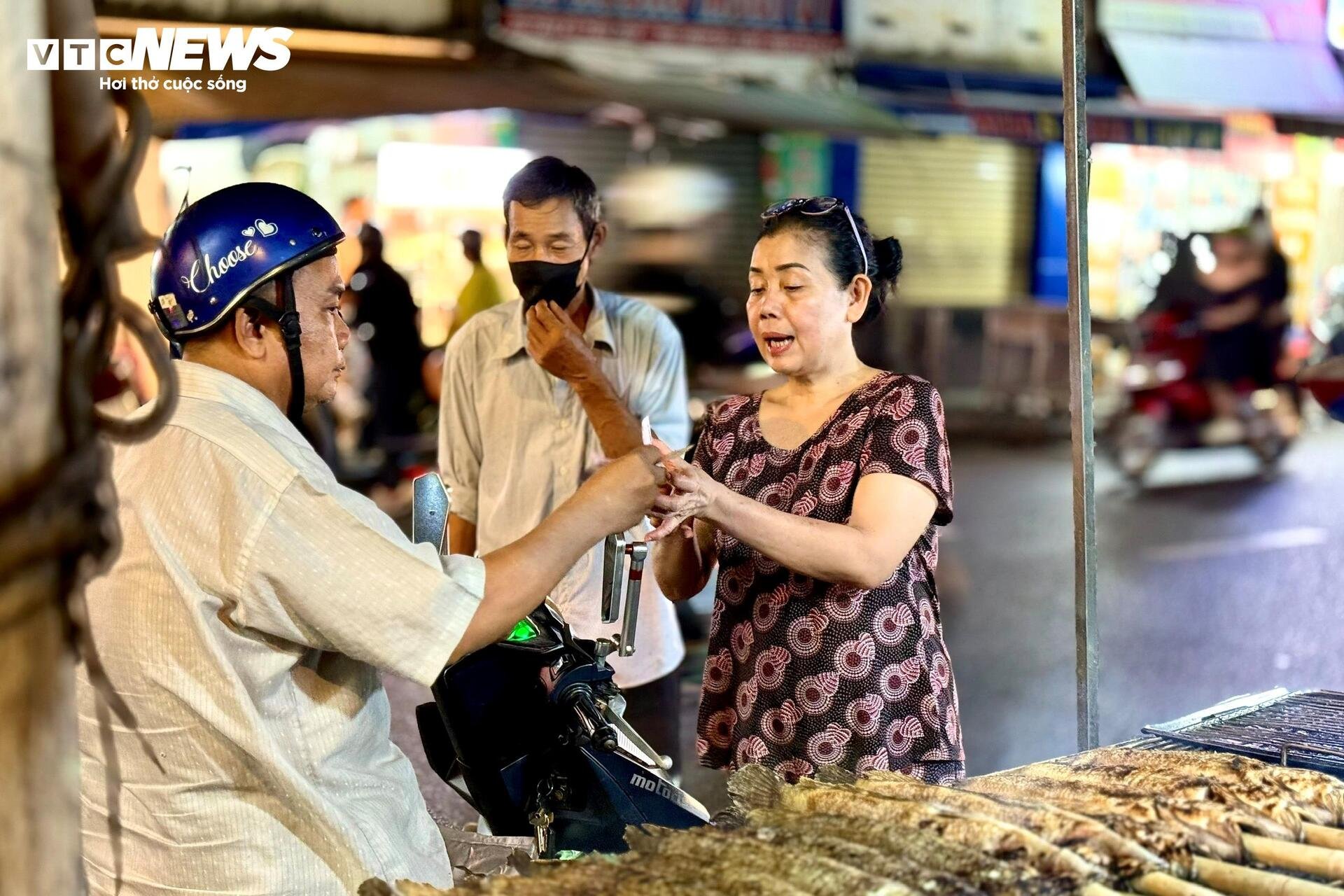 Phố cá lóc nướng TP.HCM dè dặt vào mùa Thần Tài - 6