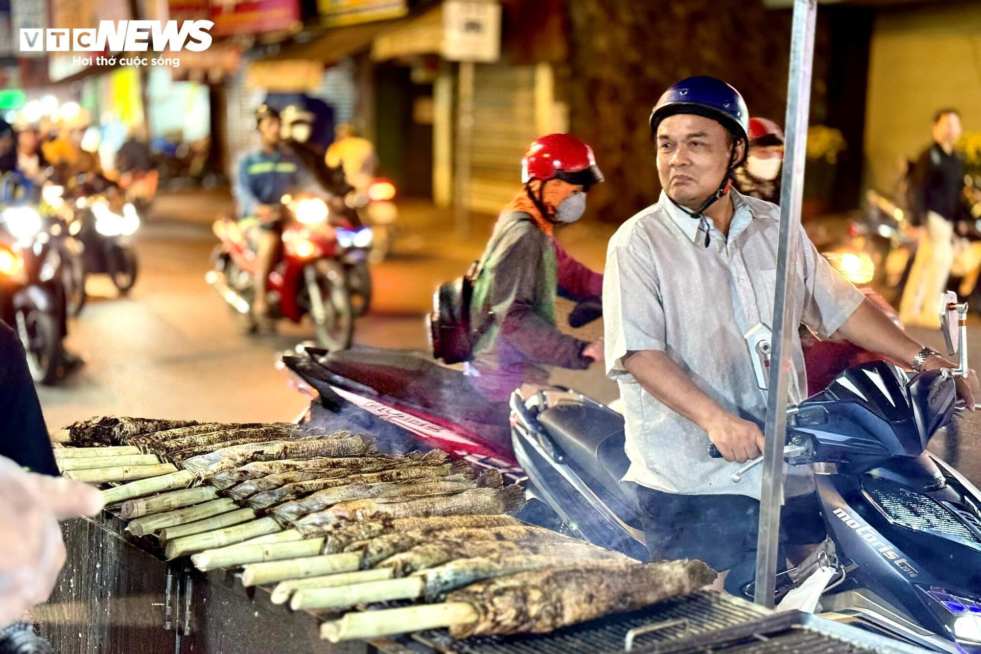 Phố cá lóc nướng TP.HCM dè dặt vào mùa Thần Tài - 7