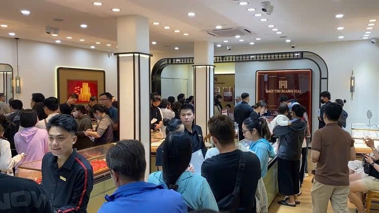 Người dân xếp hàng mua vàng trong ngày vía Thần tài