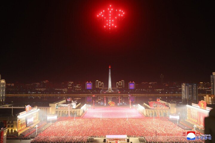 Những chiếc máy bay mang biểu tượng đảng và con số 