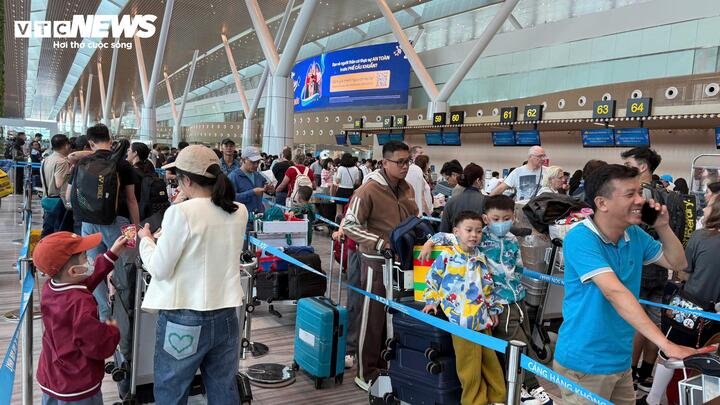 Sân bay Tân Sơn Nhất liên tục lập kỷ lục về lượng hành khách trong những ngày Tết Nguyên đán Bính Ngọ.