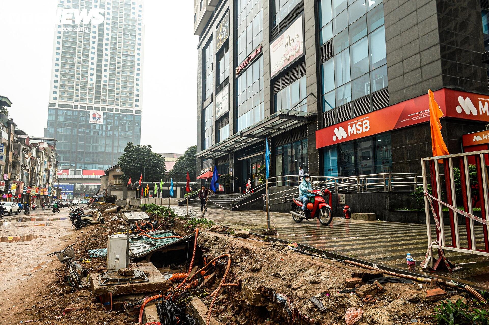 Dự án đường 400 tỷ ở Hà Nội ngổn ngang sau Tết, dân lội bùn, bắc ván vào nhà - 2