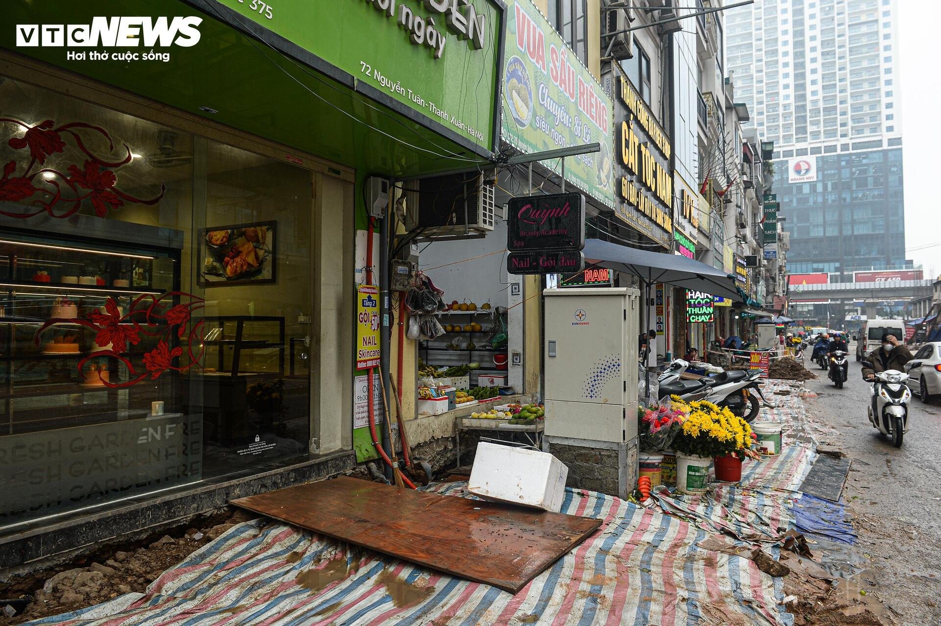 Dự án đường 400 tỷ ở Hà Nội ngổn ngang sau Tết, dân lội bùn, bắc ván vào nhà - 3