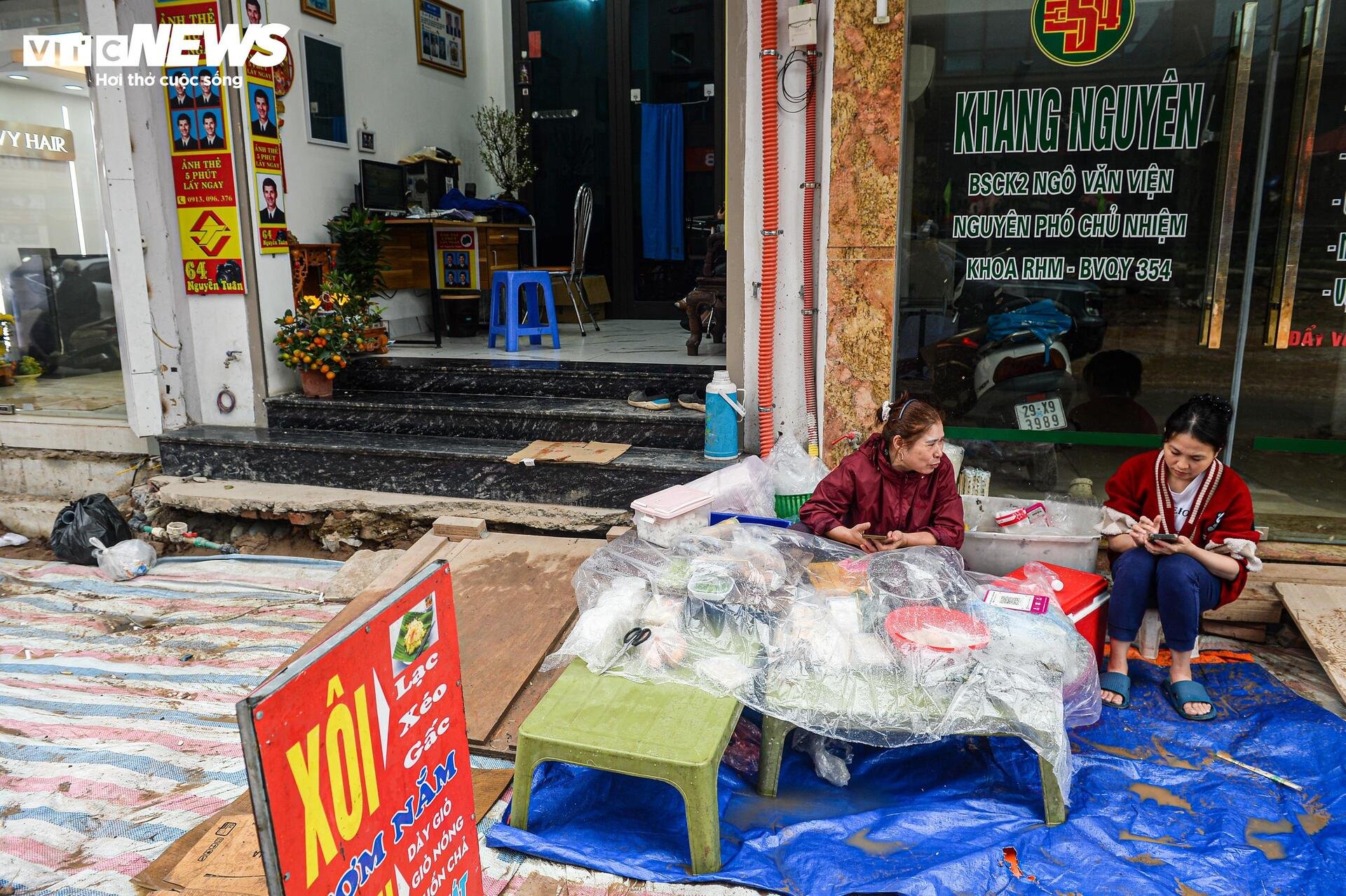 Dự án đường 400 tỷ ở Hà Nội ngổn ngang sau Tết, dân lội bùn, bắc ván vào nhà - 4