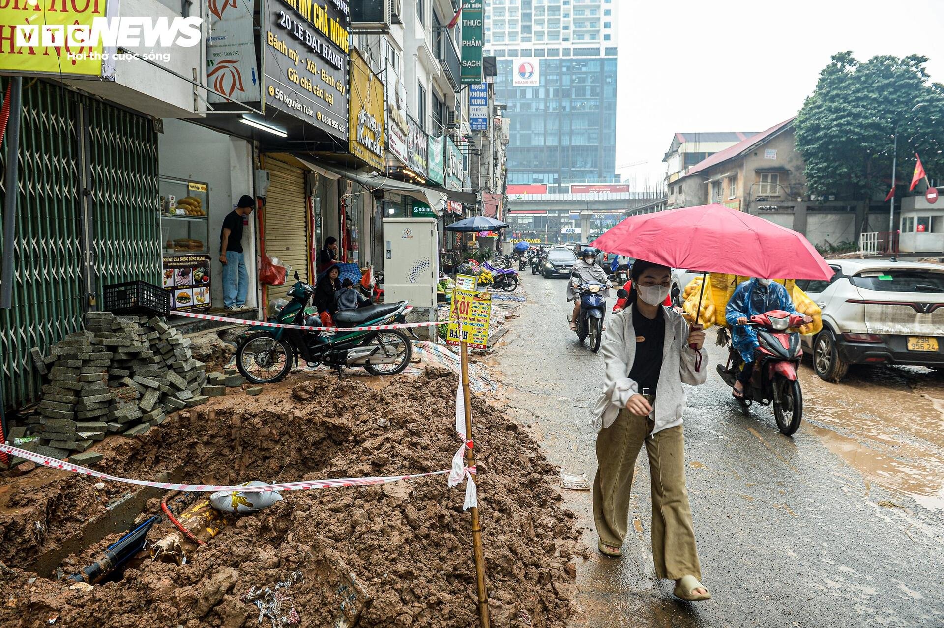 Dự án đường 400 tỷ ở Hà Nội ngổn ngang sau Tết, dân lội bùn, bắc ván vào nhà - 5