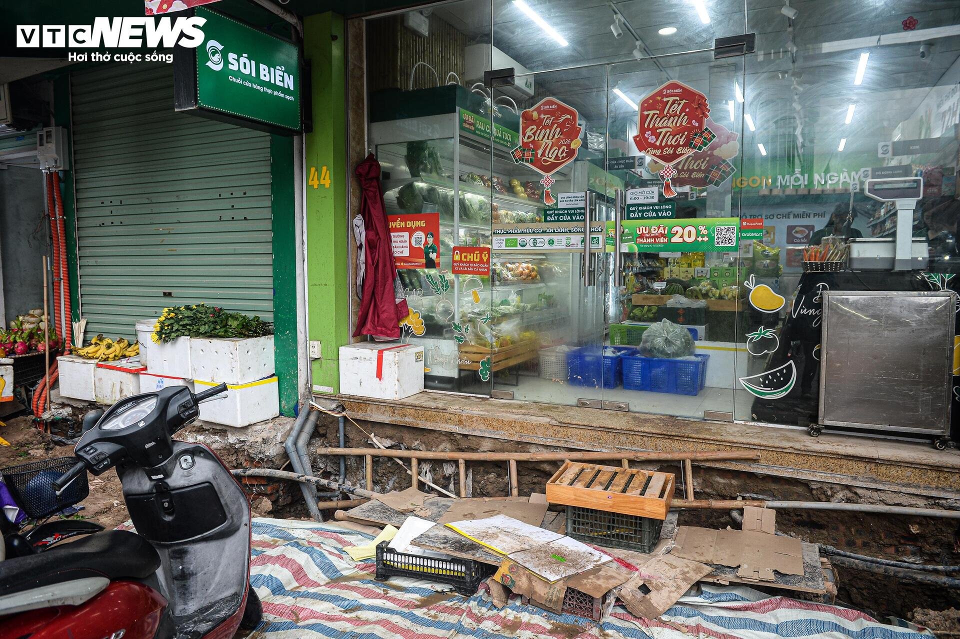 Dự án đường 400 tỷ ở Hà Nội ngổn ngang sau Tết, dân lội bùn, bắc ván vào nhà - 6