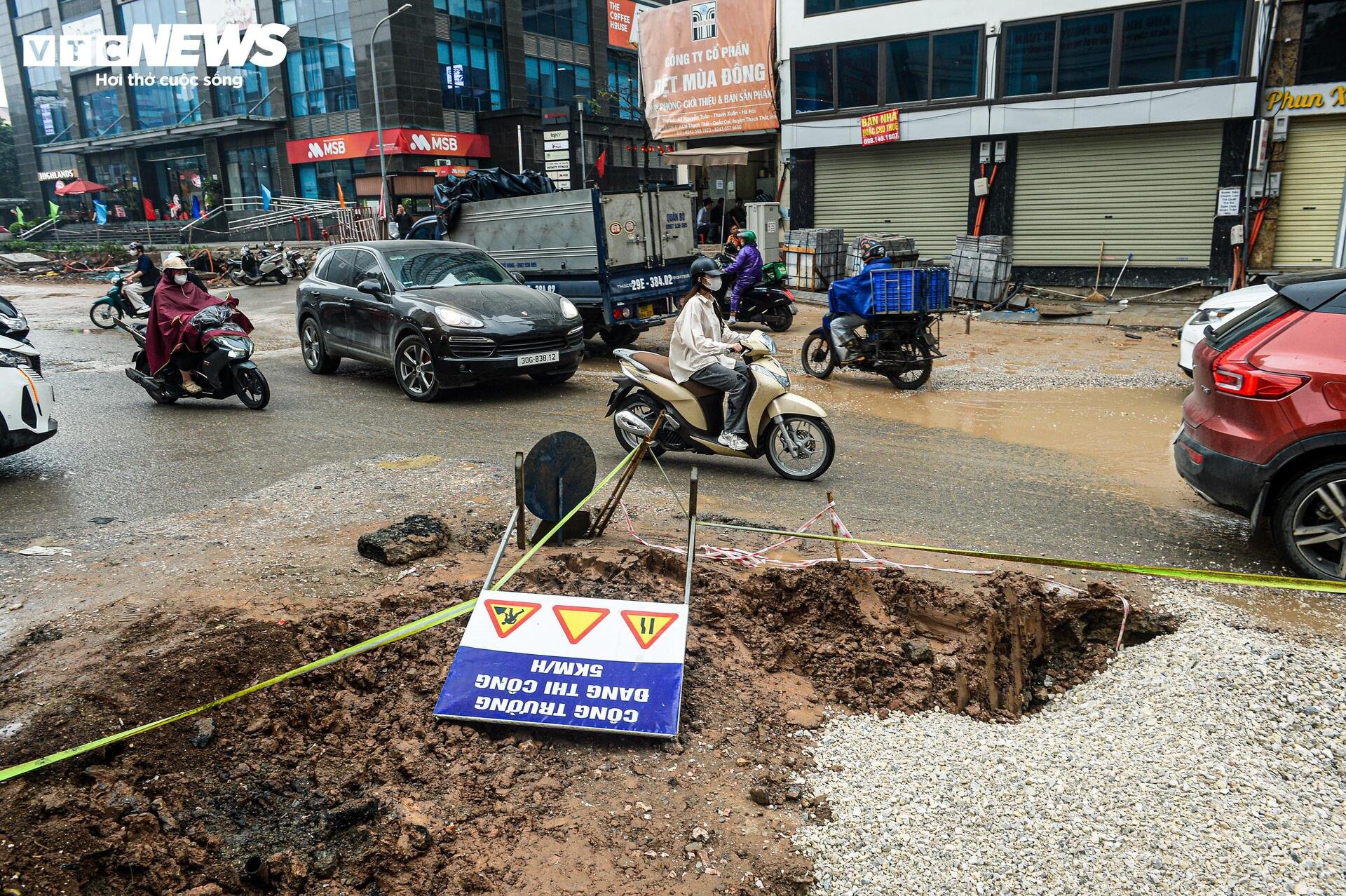 Dự án đường 400 tỷ ở Hà Nội ngổn ngang sau Tết, dân lội bùn, bắc ván vào nhà - 7