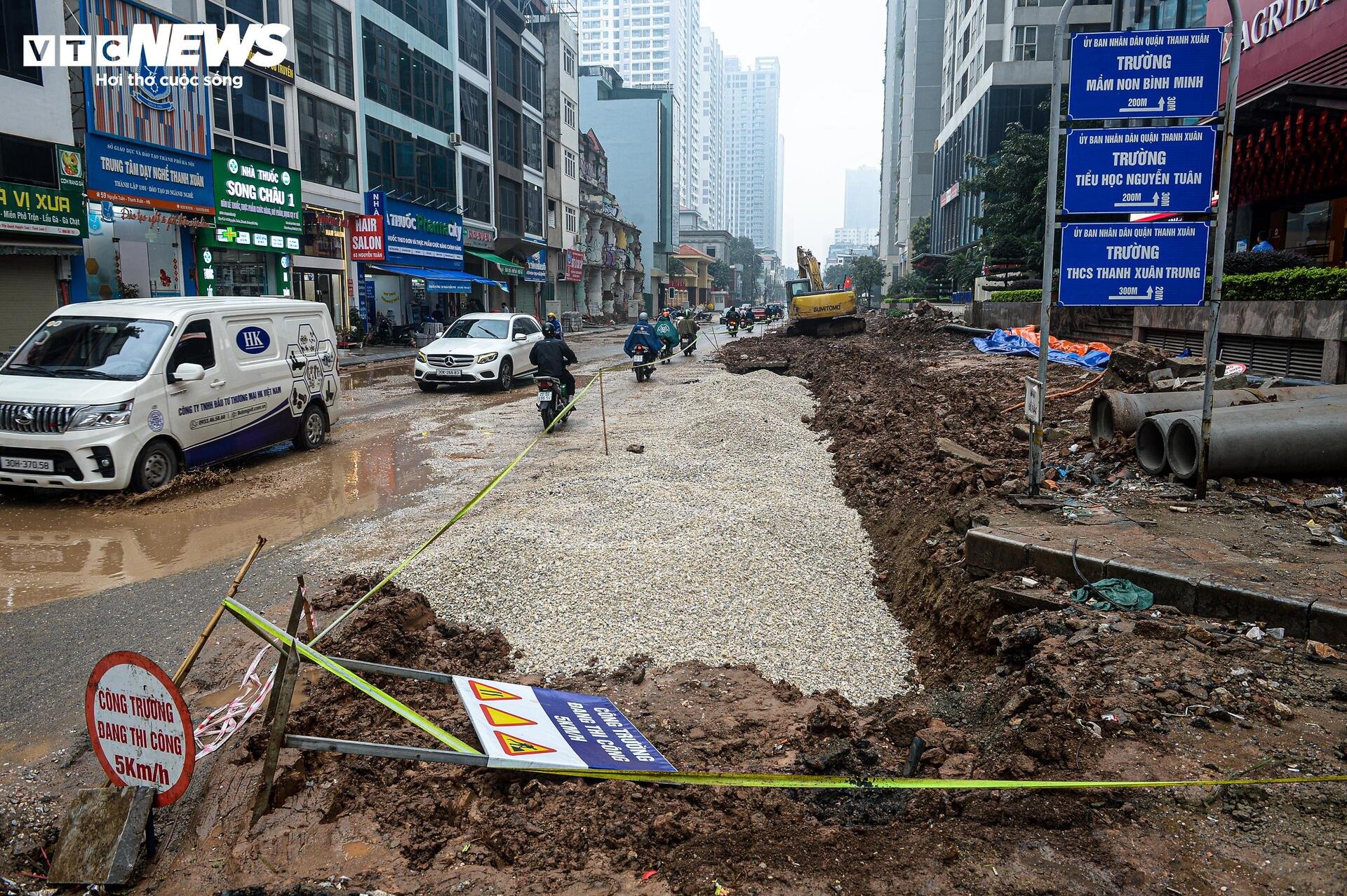 Dự án đường 400 tỷ ở Hà Nội ngổn ngang sau Tết, dân lội bùn, bắc ván vào nhà - 9