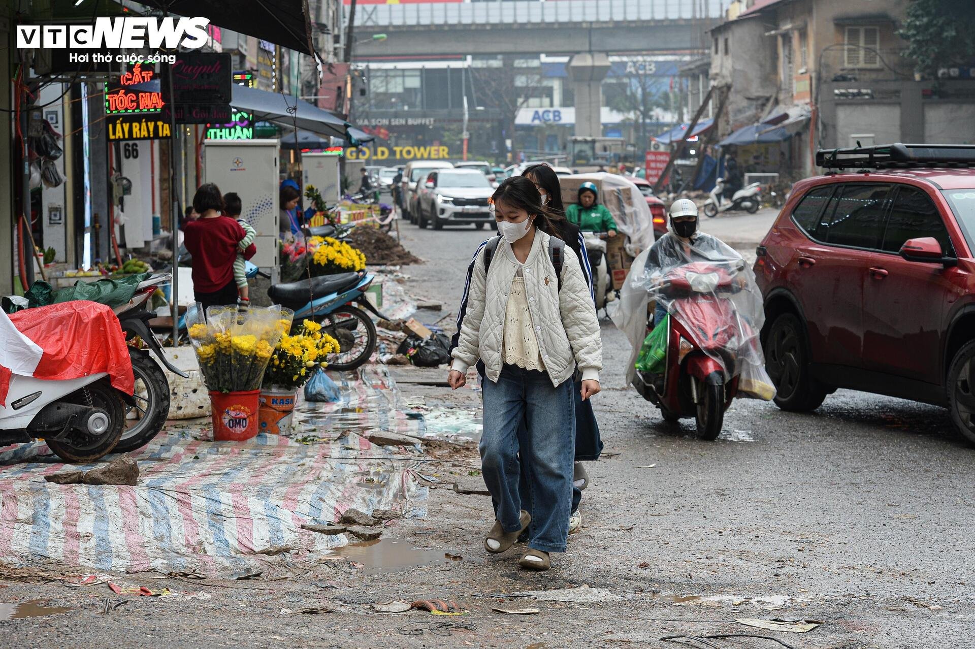 Dự án đường 400 tỷ ở Hà Nội ngổn ngang sau Tết, dân lội bùn, bắc ván vào nhà - 11