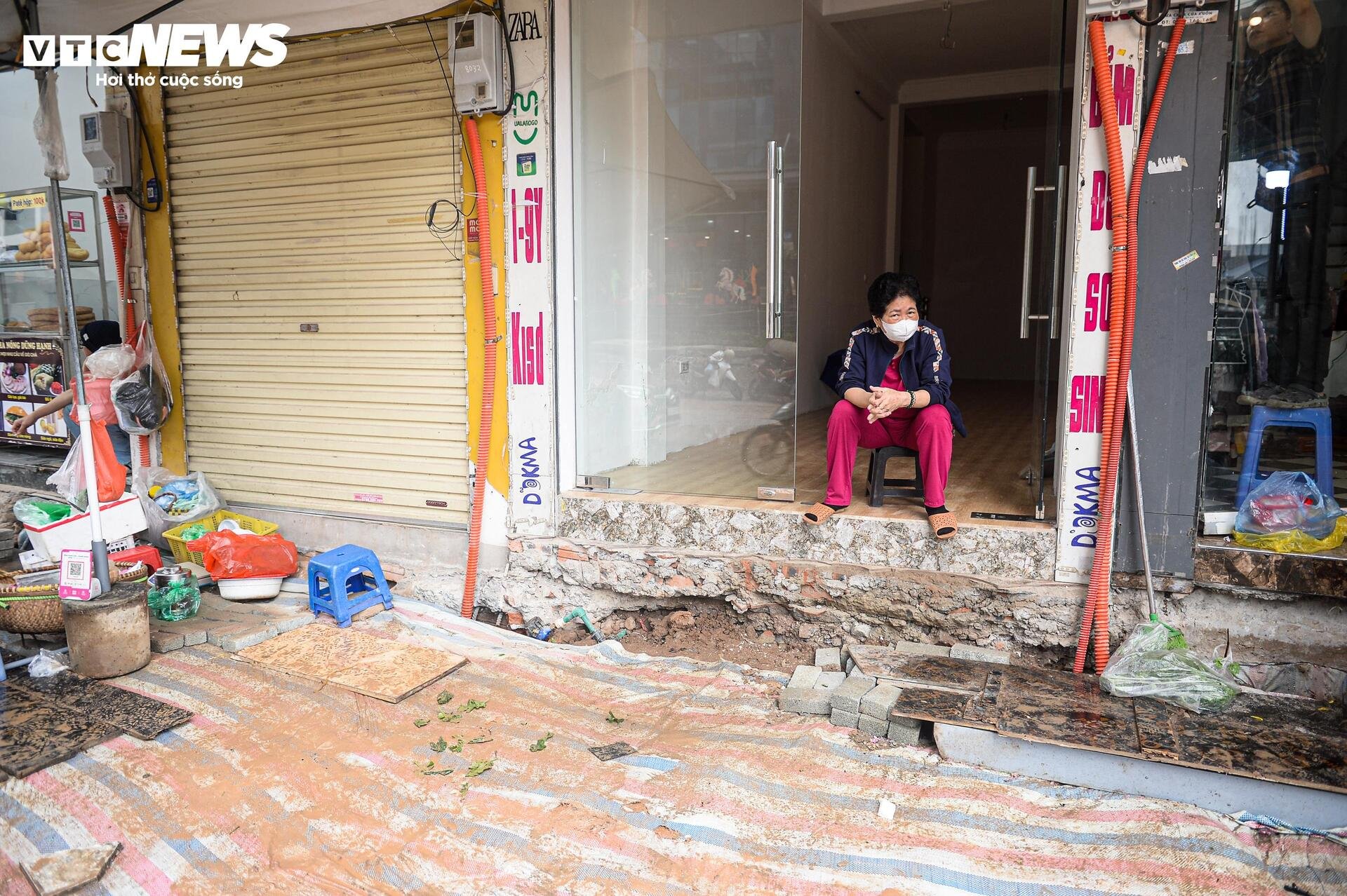 Dự án đường 400 tỷ ở Hà Nội ngổn ngang sau Tết, dân lội bùn, bắc ván vào nhà - 12