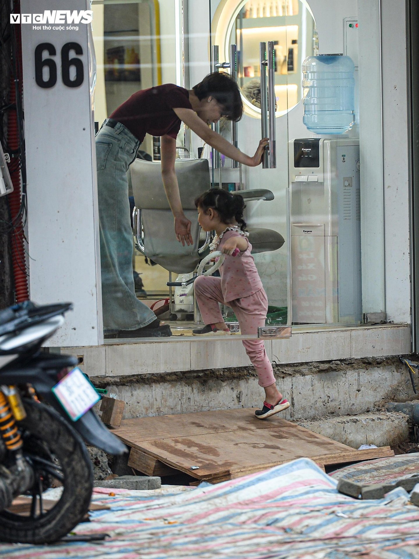 Dự án đường 400 tỷ ở Hà Nội ngổn ngang sau Tết, dân lội bùn, bắc ván vào nhà - 13