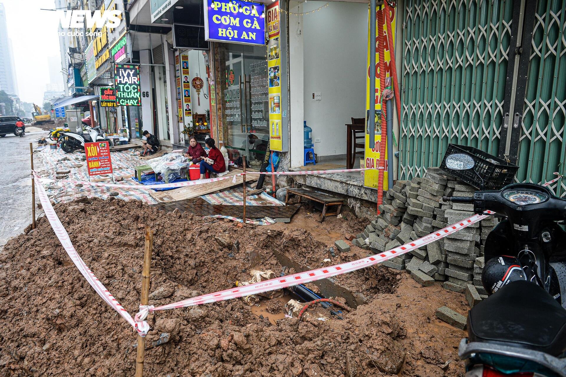 Dự án đường 400 tỷ ở Hà Nội ngổn ngang sau Tết, dân lội bùn, bắc ván vào nhà - 14