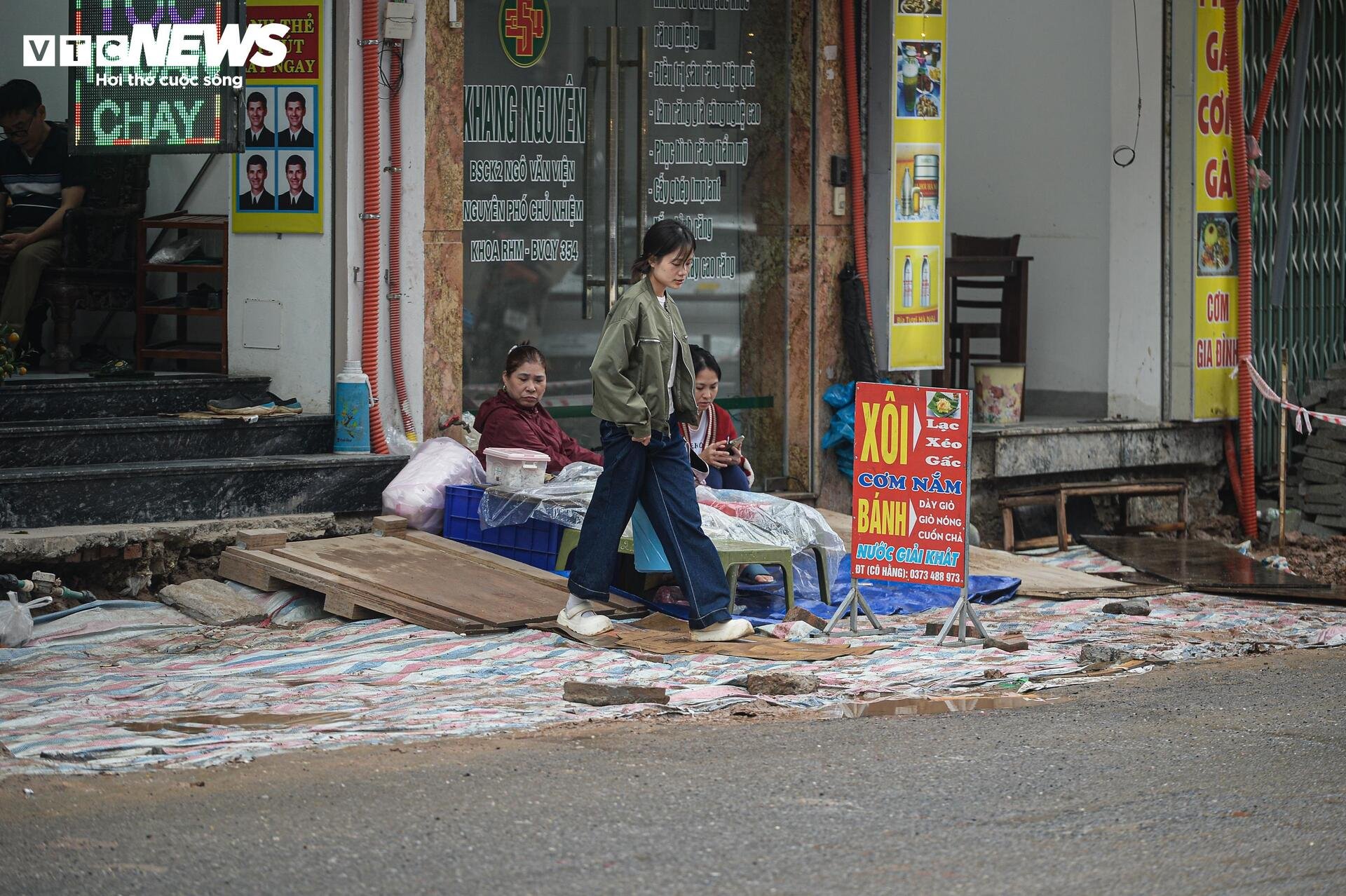 Dự án đường 400 tỷ ở Hà Nội ngổn ngang sau Tết, dân lội bùn, bắc ván vào nhà - 15