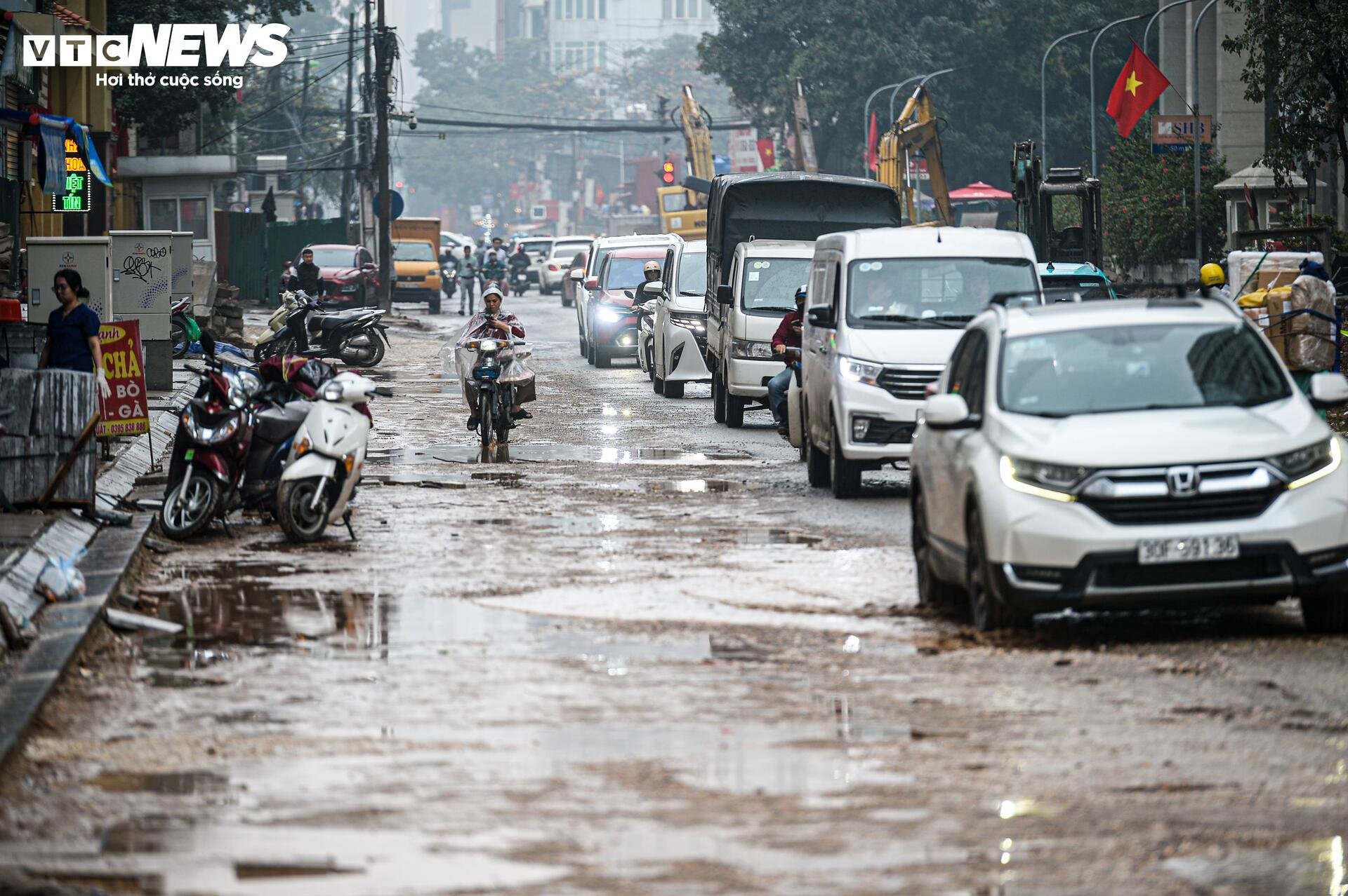 Dự án đường 400 tỷ ở Hà Nội ngổn ngang sau Tết, dân lội bùn, bắc ván vào nhà - 18