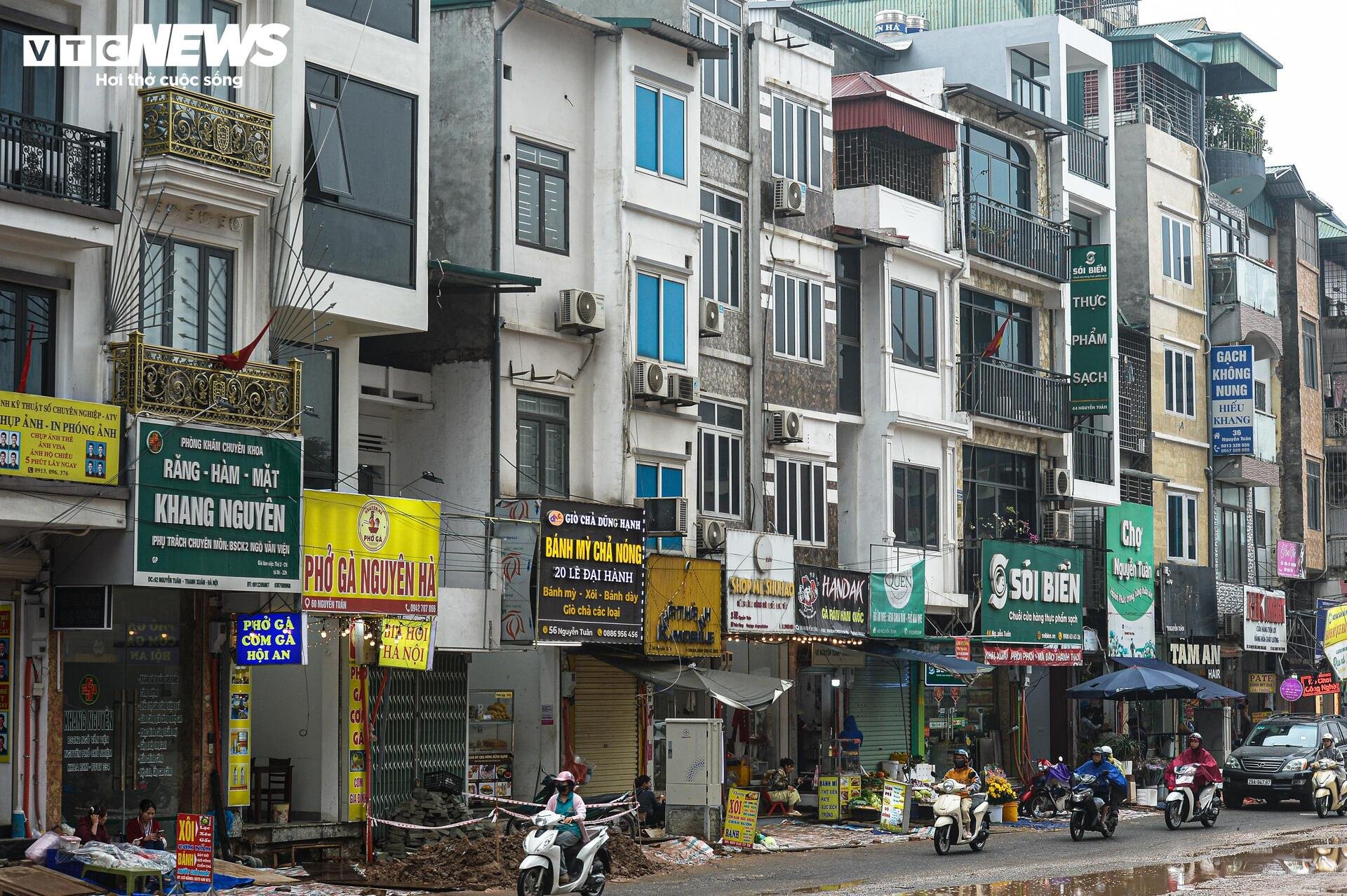 Dự án đường 400 tỷ ở Hà Nội ngổn ngang sau Tết, dân lội bùn, bắc ván vào nhà - 19