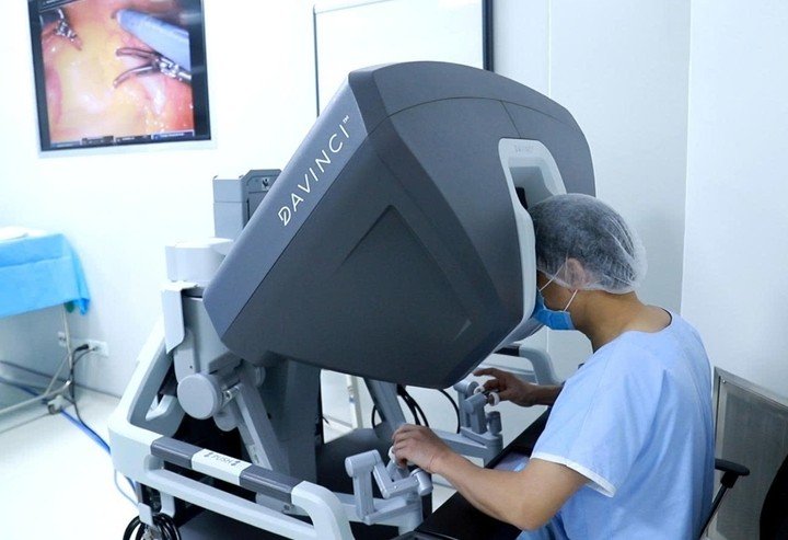 PGS.TS Phạm Văn Bình trực tiếp thực hiện ca phẫu thuật