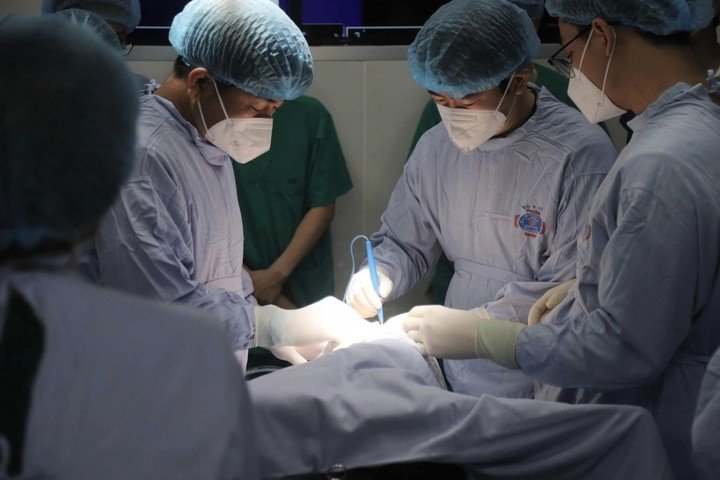 PGS.TS Phạm Văn Bình (trái) cùng đồng nghiệp trong một ca phẫu thuật tại Bệnh viện K.