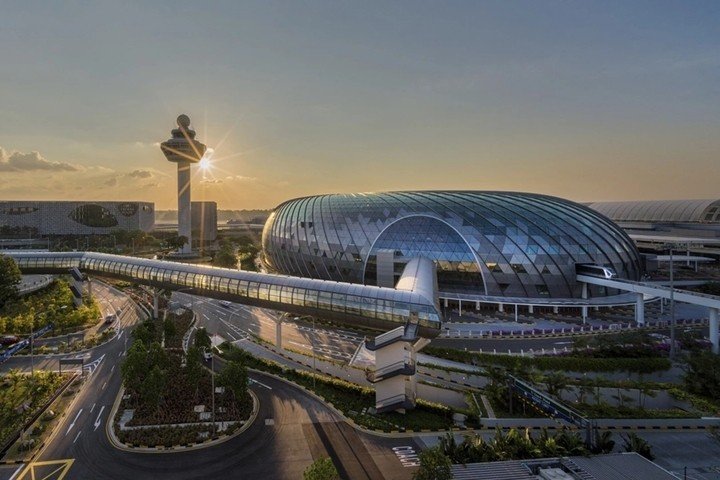 Theo Airport Technology, sân bay Changi của Singapore được xem là hình mẫu điển hình về sân bay trung chuyển. Sân bay này được xây dựng từ năm 1975 để thay sân bay Paya Lebar đã quá tải. (Ảnh: Archello)