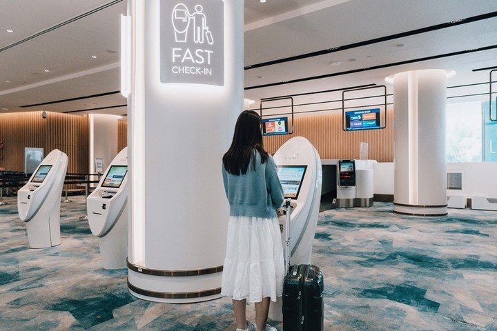 Theo trang International Airport Review, sân bay Changi ứng dụng hệ thống hành trình nhanh chóng và liền mạch (FAST), cho phép hành khách tự động ký gửi hành lý, qua cổng xuất nhập cảnh và lên máy bay hoàn toàn bằng nhận diện khuôn mặt, không cần dùng đến hộ chiếu. (Ảnh: Interiordesign)
