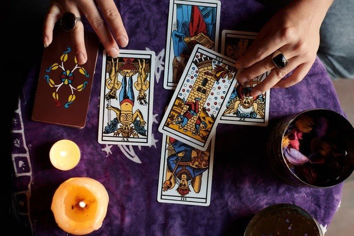 Ảnh cận cảnh một người bói toán đang đọc bài tarot. Đây là một dịch vụ mà giới trẻ đang trả tiền để giảm bớt áp lực của cuộc sống hiện đại. (Ảnh: Getty Images)