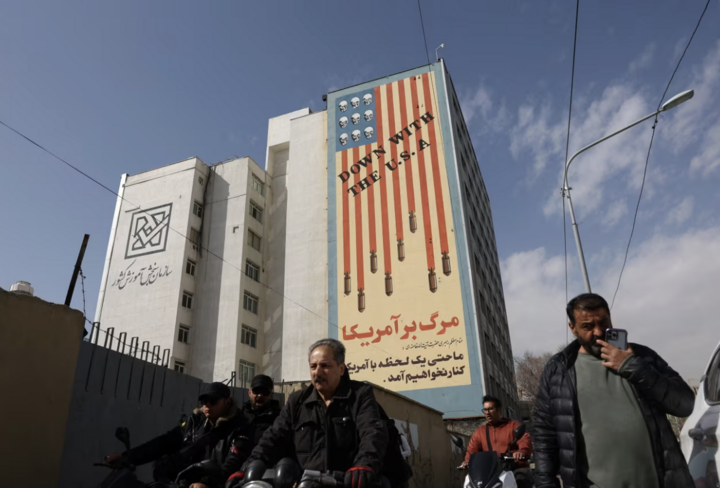 Dòng chữ trên tường có nội dung 