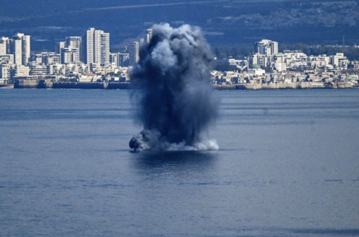 Một vụ nổ trên biển, nhìn từ Haifa, miền bắc Israel. (Ảnh: REUTERS)