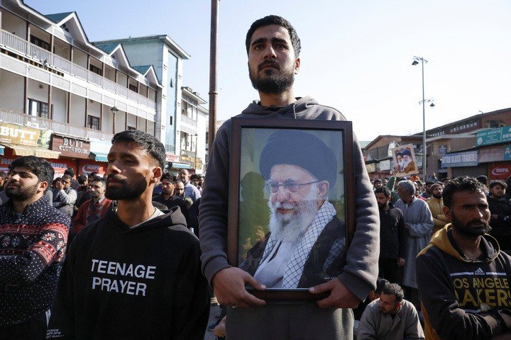 Người dân biểu tình sau khi ông Ali Khamenei bị sát hại. (Ảnh: Reuters)