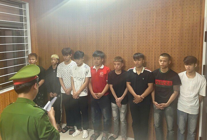 Phòng Cảnh sát Hình sự Công an TP Đà Nẵng thi hành lệnh bắt tạm giam đối với 9 bị can. (Ảnh: C.A)