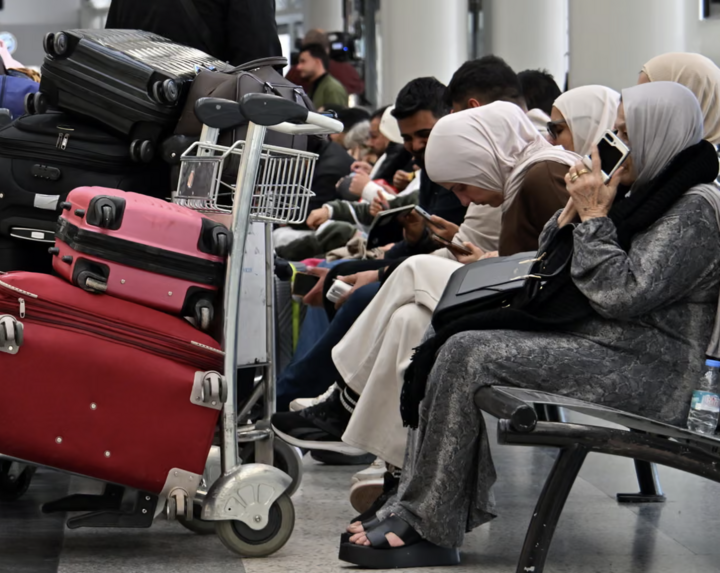 Hàng trăm nghìn du khách bị mắc kẹt hoặc phải chuyển hướng do việc đóng cửa không phận ở Trung Đông. (Nguồn: The Guardian)