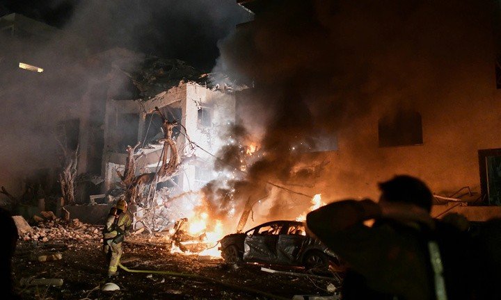 Lực lượng cứu hỏa dập lửa tại ngôi nhà bị trúng tên lửa Iran tại thành phố Tel Aviv. (Ảnh: AP)