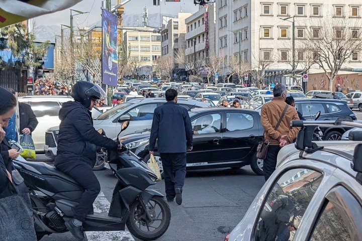 Giao thông tại một số khu vực ở Tehran trở nên tắc nghẽn sau khi xuất hiện loạt tiếng nổ. (Ảnh: AFP)