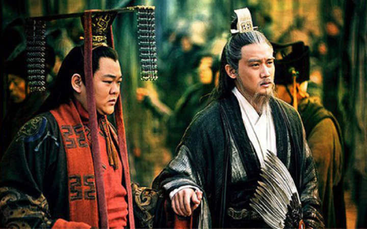 Gia Cát Lượng và Lưu Thiện trong phim.