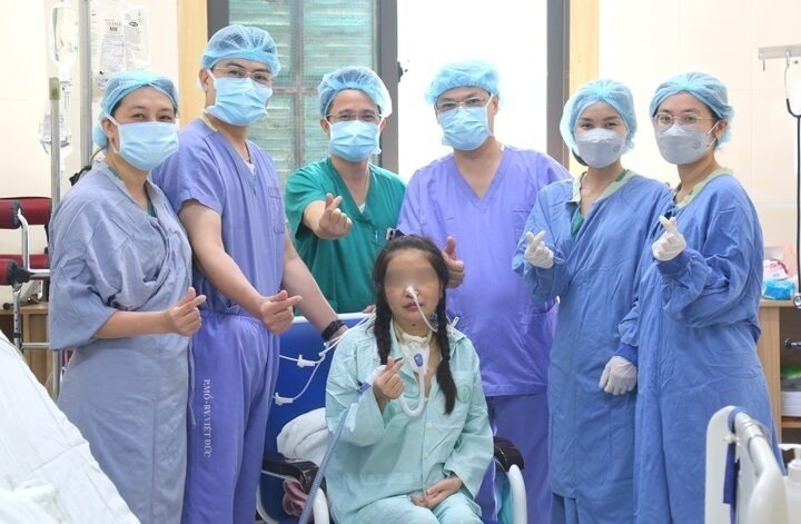 Người bệnh cùng ê kíp bác sĩ điều trị. (Ảnh: BVCC)