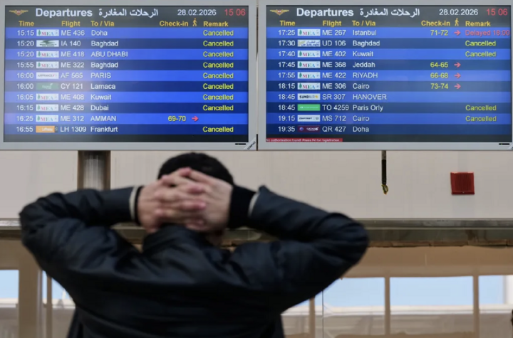 Bảng thông tin các chuyến bay bị hủy. (Ảnh: AP)