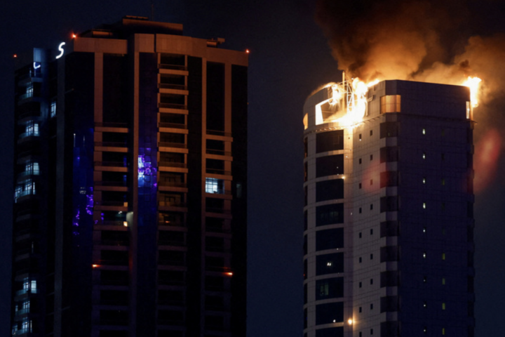 Một tòa nhà bốc cháy sau khi trúng đòn tấn công bằng máy bay không người lái của Iran, tại khu Seef, thủ đô Manama, Bahrain, ngày 28/2. (Ảnh: Reuters)