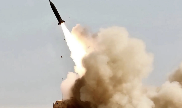 Tên lửa Tấn công Chính xác (PrSM) phóng từ pháo phản lực HIMARS. (Ảnh: US Army)