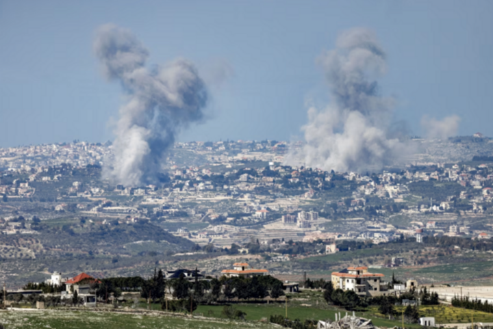 Những cột khói bốc lên sau vụ oanh tạc của Israel ở miền nam Lebanon. (Ảnh: Getty)