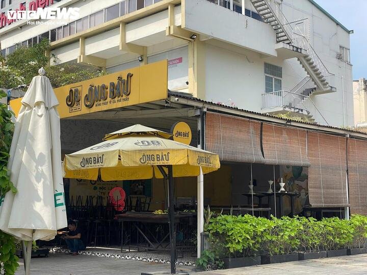 Quán cà phê Ông Bầu trong khuôn viên Nhà văn hóa Thanh niên cũng dừng hoạt động.