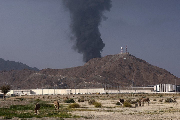 Khói bốc lên tại khu công nghiệp dầu mỏ Fujairah sau khi hệ thống phòng không đánh chặn một máy bay không người lái, trong bối cảnh xung đột giữa Mỹ, Israel và Iran, ngày 3/3/2026. (Ảnh: Reuters/Amr Alfiky)