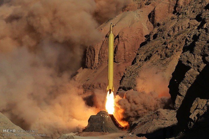 Một vụ phóng tên lửa từ hầm ngầm của Iran. Ảnh Defense update