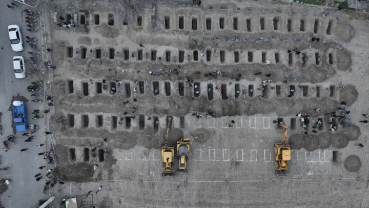 Chủ tịch Hội Trăng lưỡi liềm đỏ Iran (IRCS) Pir Hossein Kolivand cho biết cuộc tấn công của Mỹ và Israel đến nay gây thiệt hại cho 3.090 ngôi nhà và 528 trung tâm thương mại, dịch vụ trên toàn quốc. Ngoài ra, 14 cơ sở y tế, dược phẩm và 9 cơ sở của IRCS cũng bị hư hại, trong đó 5 nhân viên IRCS bị thương. (Ảnh: Reuters)