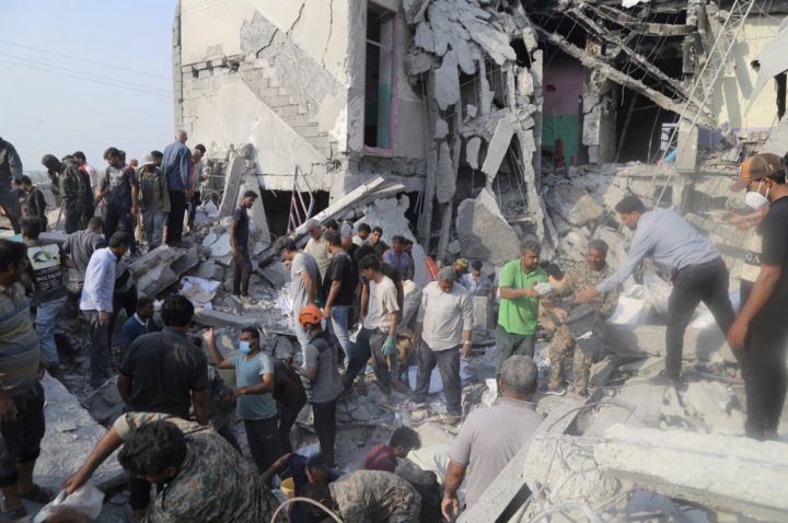 Chợ Tehran, sân bay Mehrabad, sân vận động Azadi nằm trong số những nơi bị hư hại, bên cạnh một số bệnh viện. (Ảnh: Reuters)