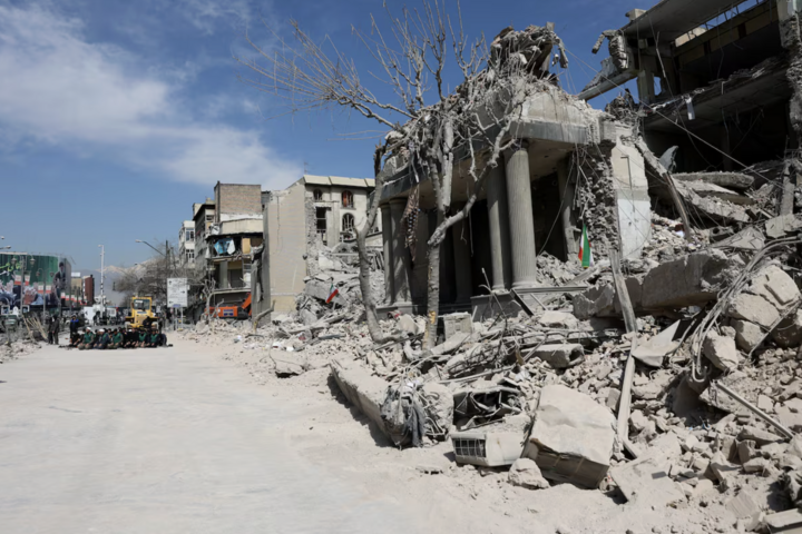 Bộ Tư lệnh Trung tâm Mỹ (CENTCOM) thông tin thêm có hơn 2.000 mục tiêu bị đánh trúng tại Iran. Lực lượng Phòng vệ Israel (IDF) tuyên bố máy bay của họ phóng hơn 4.000 quả bom, tên lửa dẫn đường xuống Iran kể từ ngày 28/2. (Ảnh: Reuters)