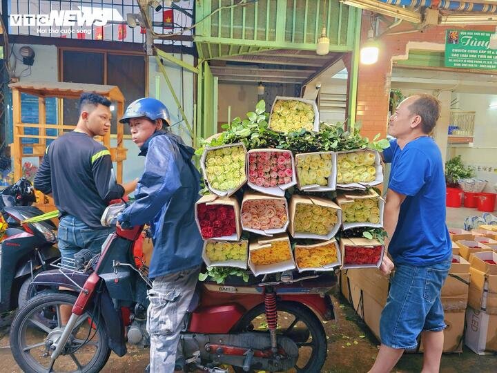 Theo ghi nhận, nhiều loại hoa hồng nhập từ Đà Lạt đang có giá cao hơn khoảng 40% so với cùng kỳ năm ngoái. Mức giá tăng mạnh khiến cả tiểu thương lẫn khách hàng đều phải cân nhắc kỹ trước khi mua bán.