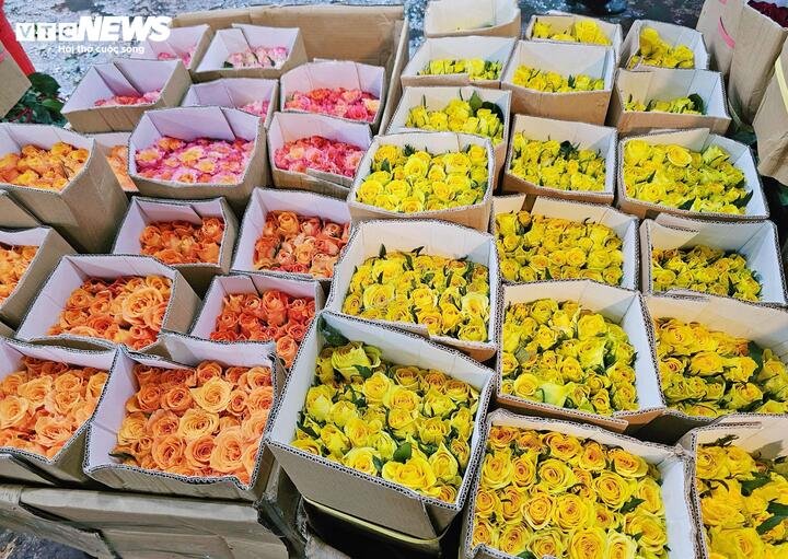 Anh Nguyên, bán hoa tại chợ Hồ Thị Kỷ, cho biết giá hoa hồng năm nay tăng đột biến. Nếu như năm ngoái, giá một bó hoa hồng 50 cành chỉ khoảng 500.000 đồng thì năm nay tăng lên 700.000 - 800.000 đồng. Đây là mức giá được nhiều tiểu thương nhận định là cao nhất trong nhiều năm qua.