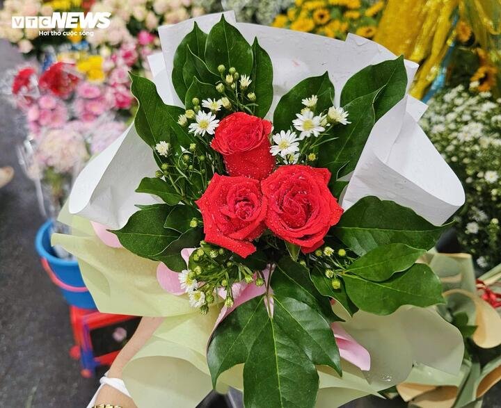 3 cành hồng đỏ bán tại chợ Hồ Thị Kỷ với giá 80.000 đồng. Nếu như trước đây giá mỗi cành hoa hồng chỉ dao động khoảng 15.000 - 20.000 đồng thì năm nay là 25.000 - 30.000 đồng.