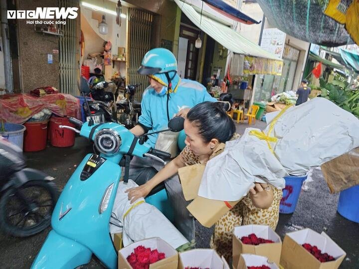 Tình trạng khan hiếm nguồn hàng khiến nhiều tiểu thương không nhập đủ số lượng mong muốn. Chị Mai cho biết có trường hợp đặt 60 bó hoa hồng nhưng nhà cung cấp chỉ giao được khoảng 20 - 30 bó. So với những năm trước có thể nhập vài chục thùng mỗi ngày, năm nay lượng hàng của chị giảm xuống chỉ còn khoảng 7 – 10 thùng.
