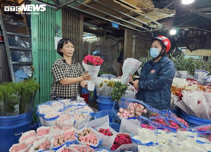 Giá hoa hồng 8/3 tăng kỷ lục: Khách bất ngờ, tiểu thương TP.HCM lo ế - 13