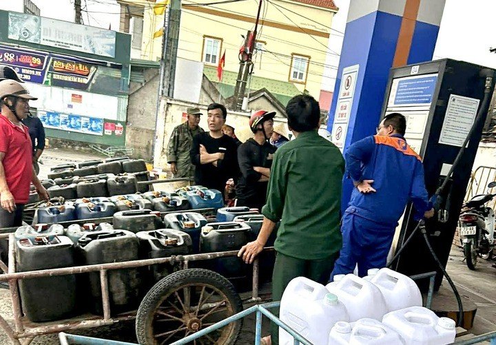 Một điểm mua bán xăng dầu.