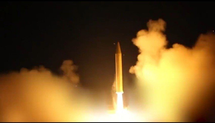 Tên lửa đạn đạo Iran (được cho là Khorramshahr-4) rời bệ phóng. Ảnh X